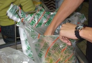 Supermercados preocupados por falta de bolsas plásticas
