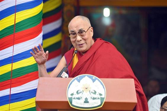 El dalái lama celebra su cumpleaños rodeado de la comunidad tibetana en India