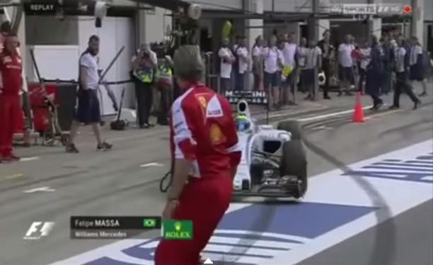 Felipe Massa casi atropella al director deportivo de Ferrari (Video)