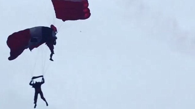 Paracaidista salva a su compañero en el aire (Video)