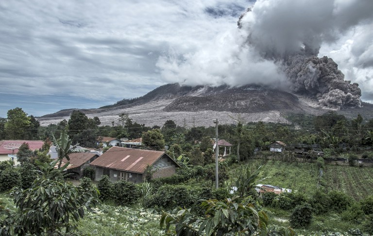 Más de 10.000 personas fueron evacuadas debido al volcán Indonesia (Videos)