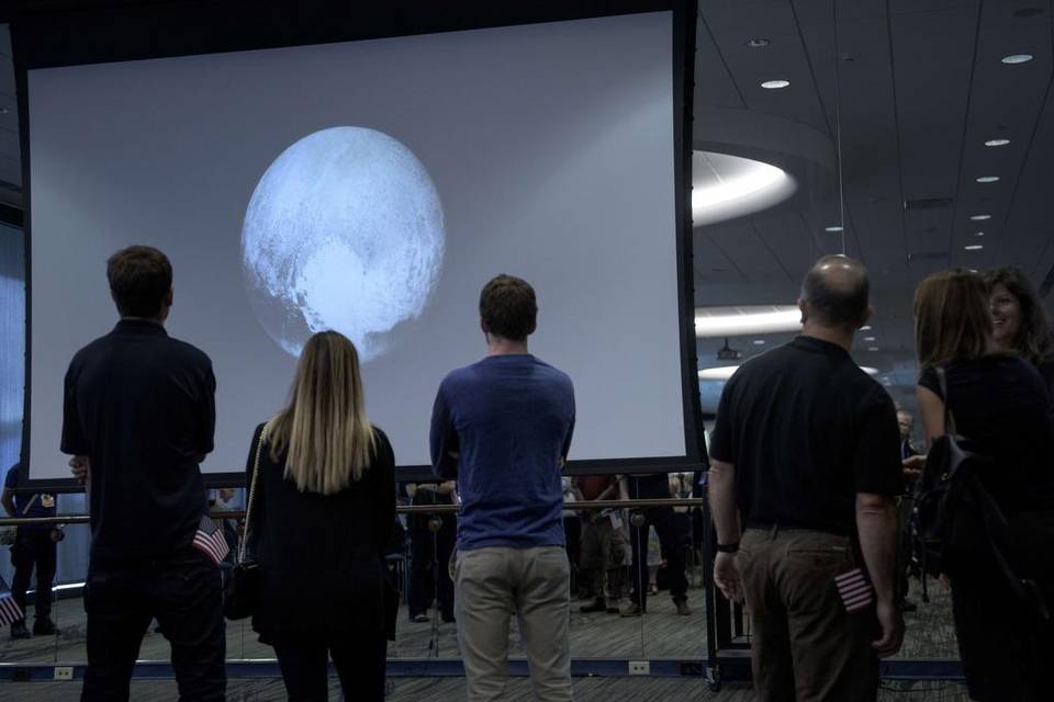 La nave espacial New Horizons sobrevivió su aproximación a Plutón