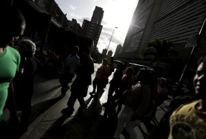 La dependencia del petróleo y la falta de alternativas productivas hunden a Venezuela