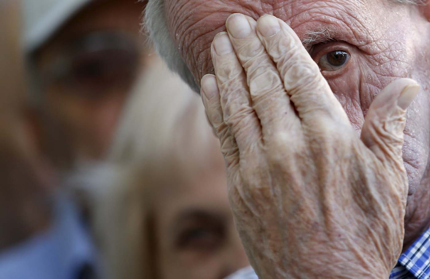 Miles de jubilados hacen colas en bancos de Grecia tras extensión del corralito