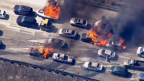Incendio alcanzó una autopista en EEUU y quema una veintena de vehículos