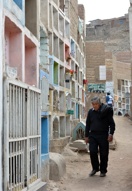 En un barrio de Perú, los vivos conviven con los muertos (Fotos + Video)