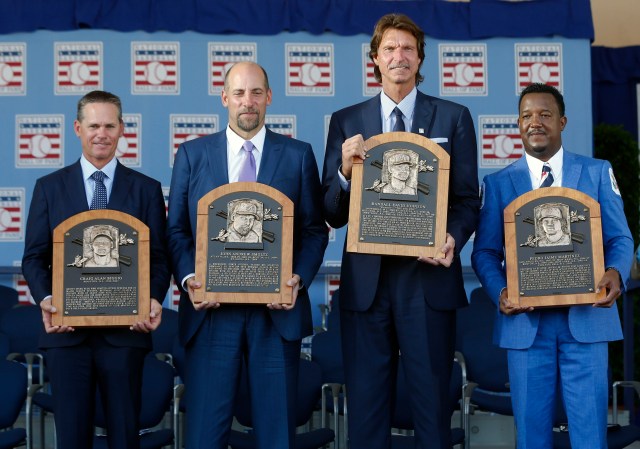 De izquierda a derecha, los nuevos miembros del Salón de la Fama Craig Biggio, John Smoltz, Randy Johnson y Pedro Martínez posan con sus placas el domingo, 26 de julio de 2015, en Cooperstown, Nueva York. (AP Photo/Mike Groll)