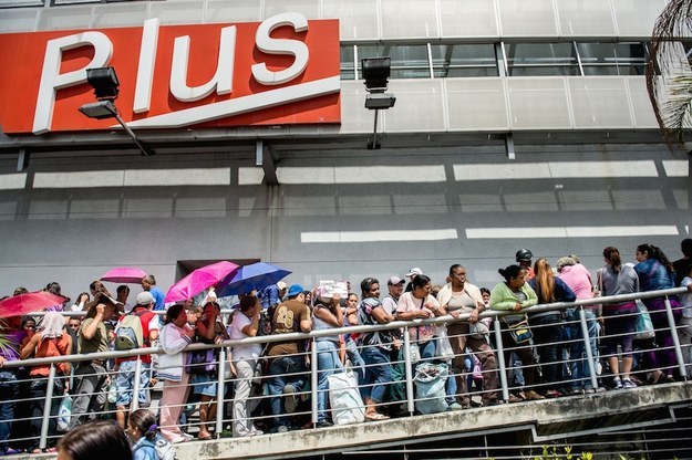 En la foto: Por la escasez que enfrenta el país, filas como esta se forman en casi todos los mercados de Venezuela. / BuzzFeed