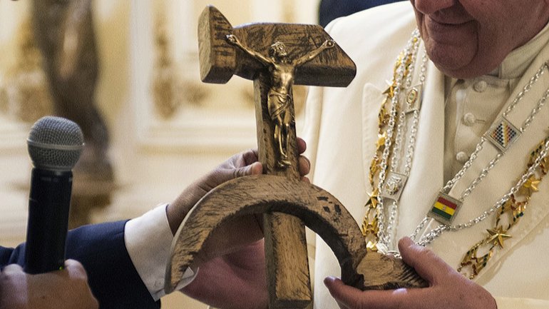 Revelan la historia del crucifijo que Evo regaló al Papa