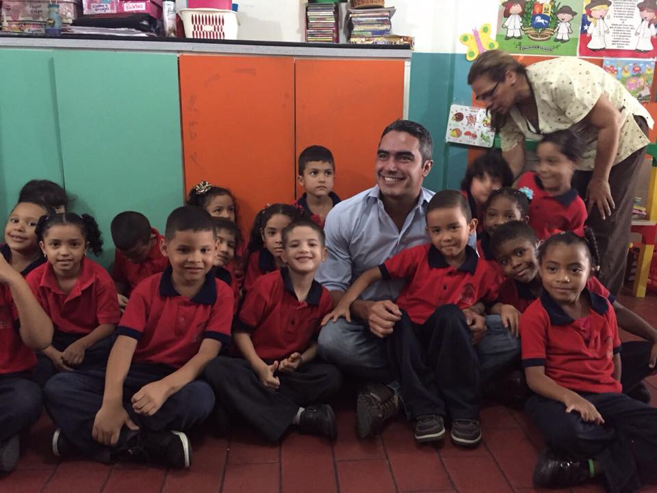 Concejal Luis Somaza cierra el año escolar dando ayudas a las escuelas de Baruta
