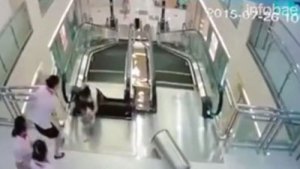 ¡Insólito! Se montó en una escalera mecánica y se lo tragó (VIDEO)