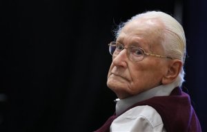 Piden la absolución para exguardia nazi de 94 años