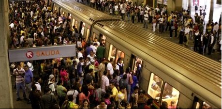 Pasaje mínimo a 35 bolívares obliga a ciudadanos saturar el Metro de Caracas