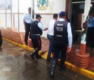 Detuvieron a dos antisociales que asaltaban vivienda con un facsímil de fusil en Táchira