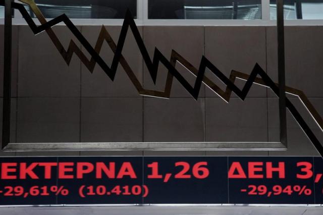 Una pantalla muestra información bursátil en la bolsa de Atenas en Grecia hoy, lunes 3 de agosto de 2015. Bolsa de Atenas reabrió hoy, tras cinco semanas de clausura, con un desplome de cerca del 22 %. En los primeros compases de la negociación, el índice general llegó a registrar una fuerte caída de casi el 23 %; aunque una hora después, la caída se atenuaba hasta el 21,38 %. Con un volumen de transacciones de 7,96 millones de euros, el índice general se situaba en 627,04 puntos. EFE/Alexandros Vlachos 