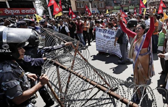 Fieles hindúes nepalíes gritan consignas ante la policía mientras participan en una protesta en Katmandú, Nepal, hoy, 3 de agosto de 2015. Hinduístas pertenecientes a distintas organizaciones religiosas y partidos políticos organizaron una protesta para reclamar que Nepal sea declarada una nación hindú y en contra de la aprobación de la nueva Constitución. EFE/NARENDRA SHRESTHA 