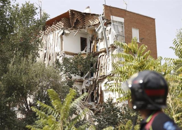 Un edificio de viviendas del madrileño barrio de Carabanchel se ha derrumbado en gran parte después de que sus vecinos, 36 personas, fueran desalojadas de madrugada al advertir grandes grietas en las paredes, lo que ha evitado que se registraran víctimas. EFE/J. J. Guillén