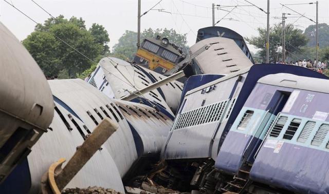 Vista de los dos trenes que colisionaron cerca de la localidad de Harda, en el estado de Madhya Pradesh, en el centro de la India, hoy, 5 de agosto de 2015. Al menos 27 personas murieron y otras 25 resultaron heridas a causa de una riada provocada por las lluvias que arrastró dos trenes cerca de Harda. El accidente ocurrió después de que dos trenes, el Kamayani Express y el Janata Express, fueron arrastrados por una fuerte riada tras haberse detenido previamente en un puente, dijo el portavoz de ferrocarriles, Alok Kumar. La red ferroviaria india es, con 65.000 kilómetros de recorrido, la cuarta por longitud del mundo, detrás de Estados Unidos, Rusia y China; cuenta con 1,3 millones de empleados y 12.500 trenes y transporta a diario a unos 23 millones de pasajeros. EFE/SANJEEV GUPTA