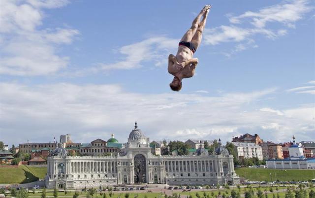 El saltador estadoundiense Andy Jones compite en la final de salto de gran altura desde los 27 metros de los Campeonatos del Mundo de natación en Kazán, Rusia hoy, 5 de agosto de 2015. EFE/Tolga Bozoglu