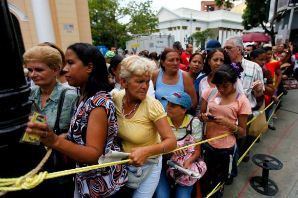¡Ave María! La expulsaron de un supermercado por maldecir al Gobierno de Maduro