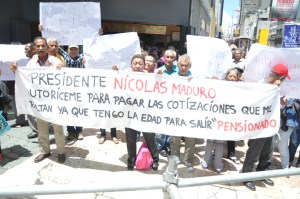 Viejitos protestaron por autorización de cotizaciones frente a la AN (FOTOS)