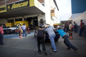 La “cola sabrosa” en Caracas para comprar una batería #30Jul (Video)