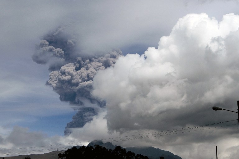 Por prevención evacúan zonas cercanas al volcán ecuatoriano Cotopaxi (Fotos)
