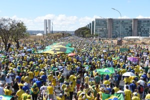 Miles de brasileños toman la calles para exigir la salida de Dilma Rousseff (Fotos)