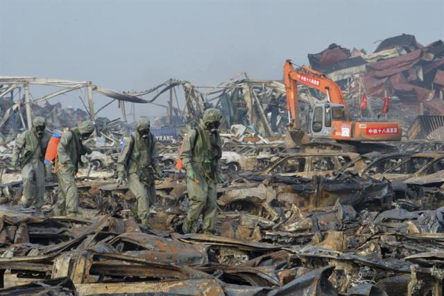 Soldados del Ejército de la Liberación del Pueblo de China (PLA) trabajan para neutralizar los residuos de cianuro de sodio en la zona donde tuvieron lugar dos explosiones el pasado 12 de agosto, en Tianjin, China, hoy, 20 de agosto de 2015. Las autoridades chinas advirtieron de que los niveles de cianuro de sodio registrados en las aguas alrededor del puerto de Tianjin son hasta 277 veces superiores a lo aceptable. Las deflagraciones, cuya causa aún no ha sido revelada, se produjeron en un almacén de la compañía Ruihai International Logistics poco antes de la medianoche el pasado 12 de agosto, y han dejado de momento 114 muertos, más de 700 heridos y 65 desaparecidos. EFE/GENO LI