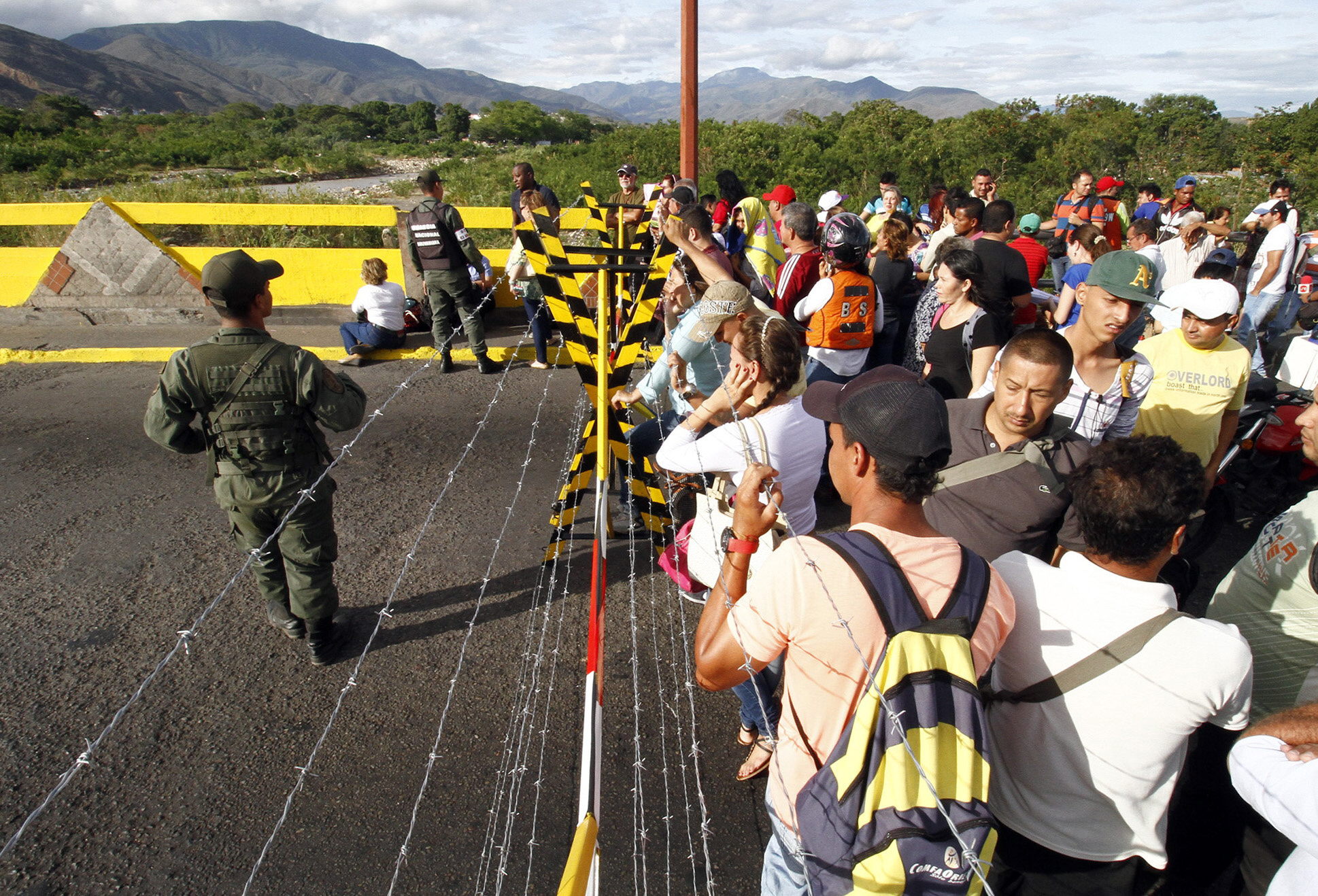 Abren la frontera con Colombia, y este es el mar de venezolanos que espera para cruzar (VIDEO)