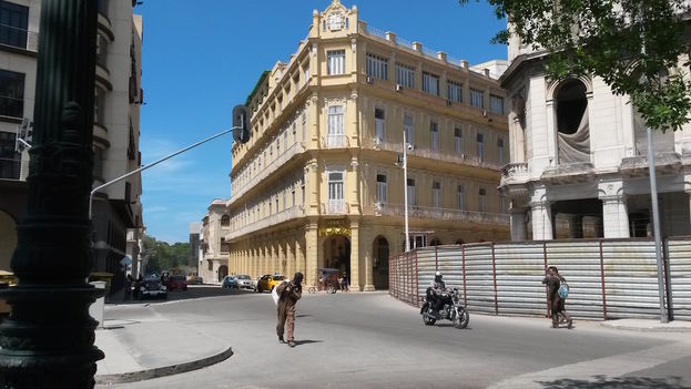 Fachada del hotel Plaza, en Habana Vieja. (14ymedio)