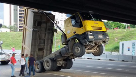 Detenido chofer del camión que se atascó en el distribuidor Altamira