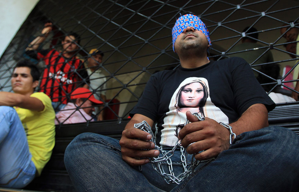 Abogado venezolano se encadena en el puente internacional Simón Bolívar en defensa de colombianos