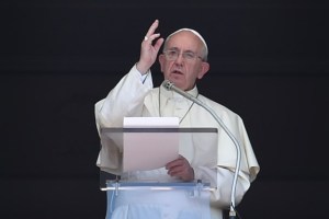 Papa Francisco alerta sobre filtración de radicales en Europa junto a refugiados