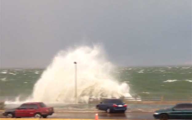 Fuerte oleaje afectó una embarcación en El Malecón del Zulia