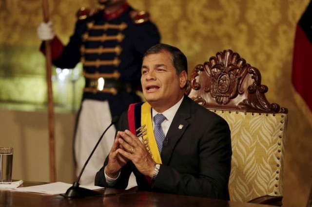 El presidente ecuatoriano Rafael Correa, mientras se dirige a los medios para una transmisión televisiva a la nación desde el Palacio Carondelet, en Quito, 15 de junio de 2015. El presidente de Ecuador, Rafael Correa, dijo el martes que una venta anticipada de petróleo a Tailandia se negoció en condiciones financieras "muy buenas" para el país sudamericano, que cuenta con la producción de crudo suficiente para concretar este tipo de operaciones. REUTERS/Javier Amores