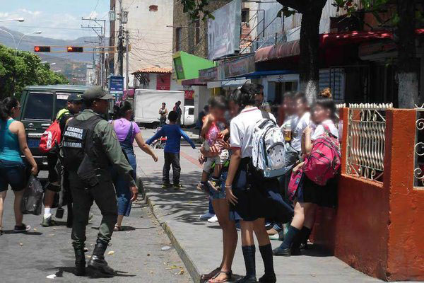 Establecen tres horarios en la frontera para paso de estudiantes