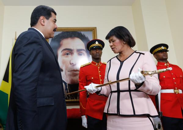 Maduro entregó réplica de la Espada del Libertador al pueblo jamaiquino 