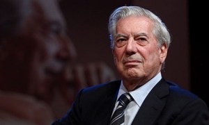 Vargas Llosa es ingresado en un hospital