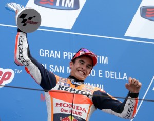 Márquez gana en San Marino y Rossi amplía su ventaja en la general