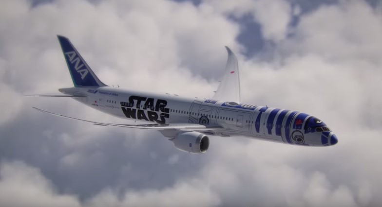 R2-D2 se “transforma” en un Boeing para volar en el planeta Tierra (Video)