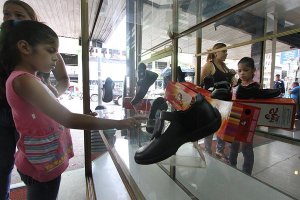 El precio de un par de zapatos escolares para niña oscila entre los seis a doce mil bolívares. (Foto/Jorge Castellanos)