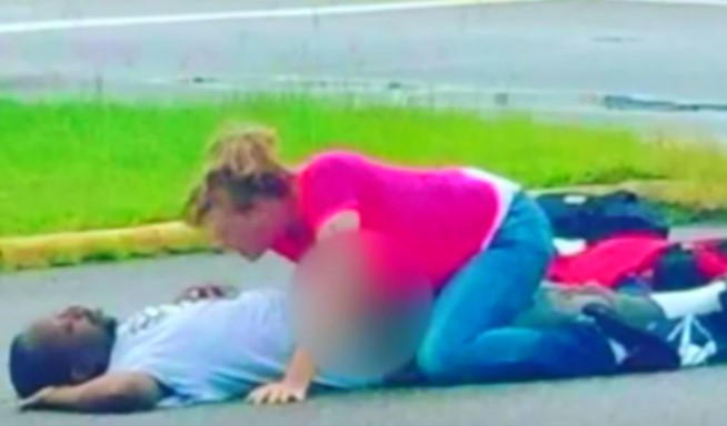 Mujer es capturada en la calle mientras tenía sexo con un hombre inconsciente (Video)