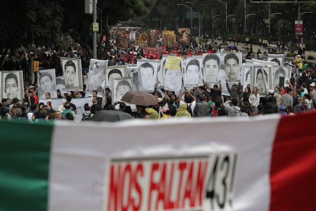MEX07. CIUDAD DE MÉXICO (MÉXICO), 26/09/2015.- Miles de personas marchan con banderas y fotografías hoy, sábado 26 de septiembre de 2015, en calles de la Ciudad de México (México) para recordar el aniversario de la desaparición de 43 estudiantes de la Escuela Normal Rural de Ayotzinapa, que hace un año fueron secuestrados por policías corruptos del municipio mexicano de Iguala. La marcha que se está llevando a cabo en la capital mexicana, transcurre en calma y arrancó en torno a las 12:00 hora local (17.00 GMT) en las inmediaciones de la residencia presidencial de Los Pinos. EFE/Alex Cruz