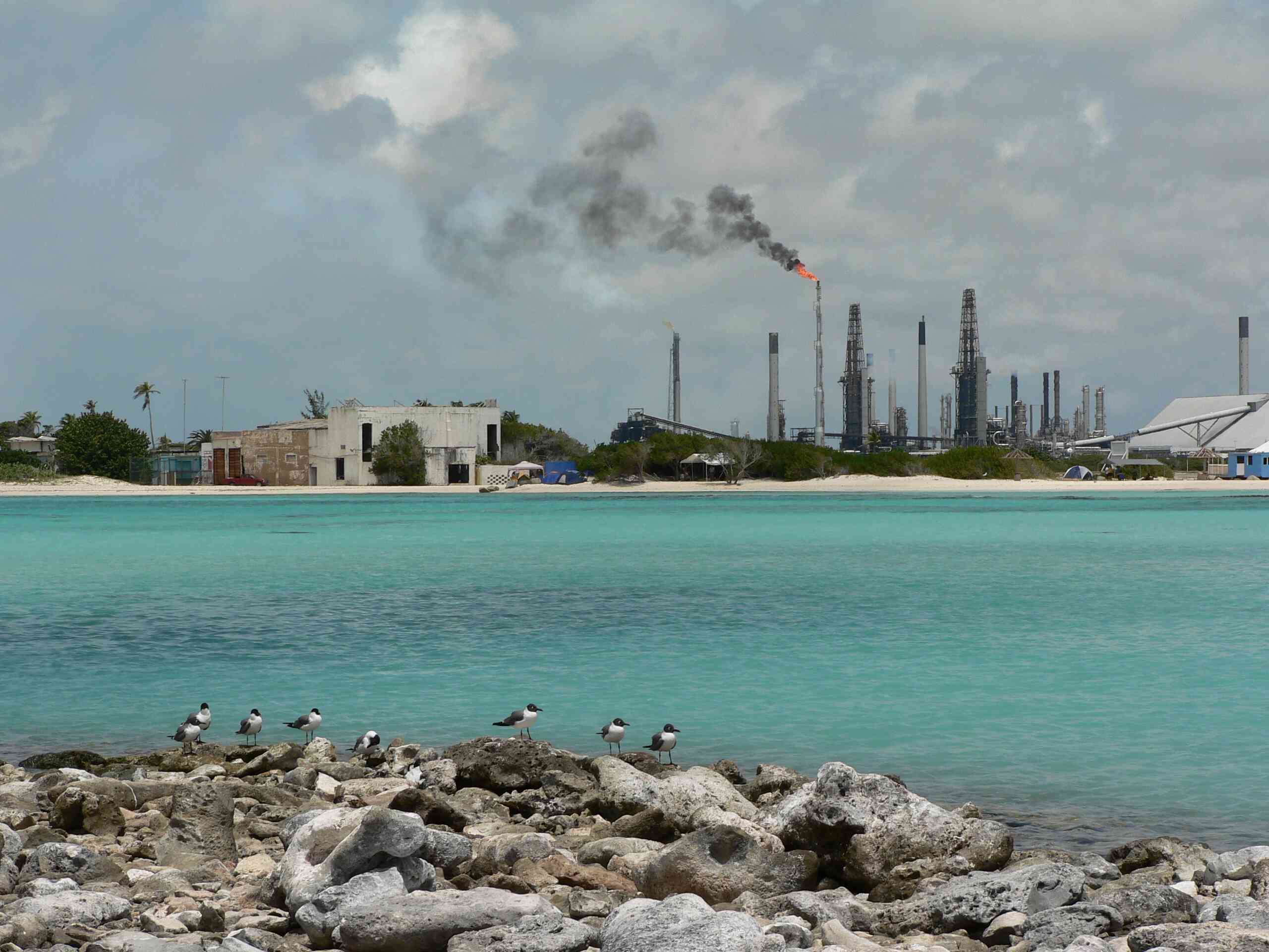 Pdvsa trata de justificar operación de refinería de Aruba con base a crudos africanos