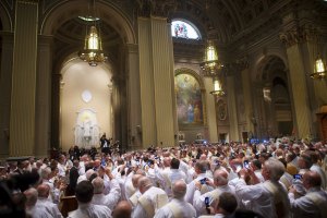 El Papa pone el futuro de la Iglesia en los laicos y las mujeres