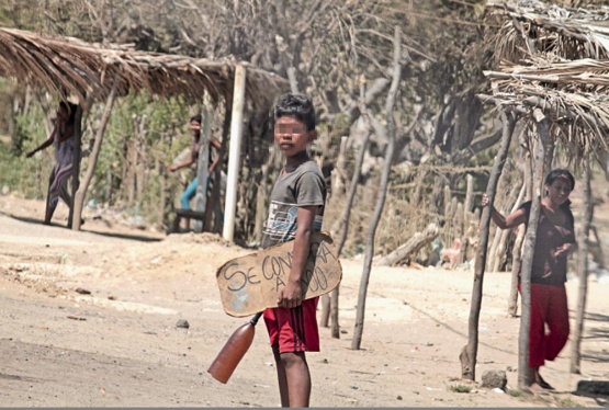 Niños de la Guajira dejan los cuadernos para contrabandear