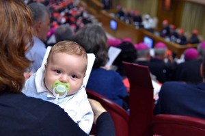 El bebé de tres meses que acapara la atención en el Sínodo (fotos)