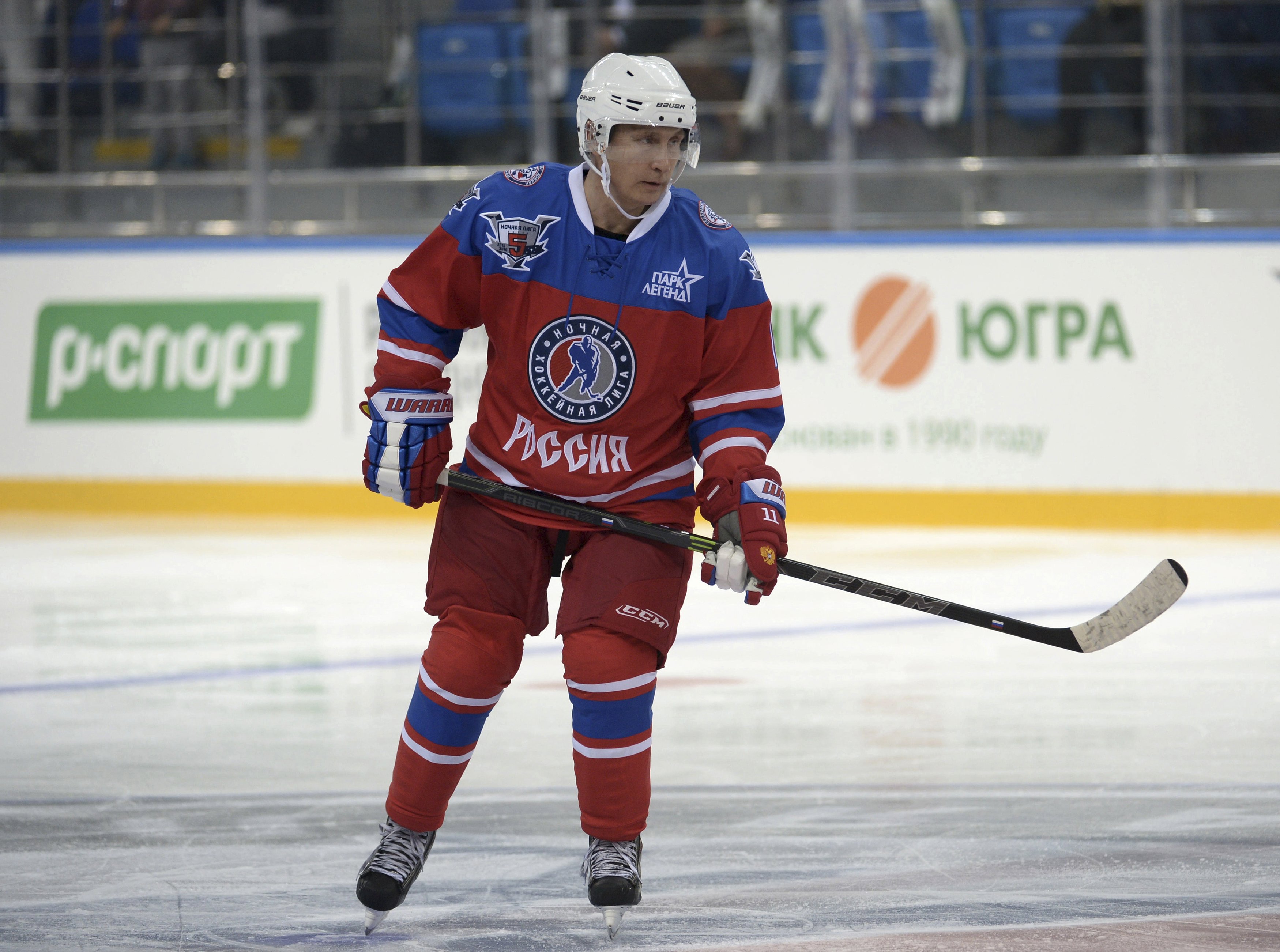 Putin celebra su cumpleaños con un partido de hockey sobre hielo (Fotos)