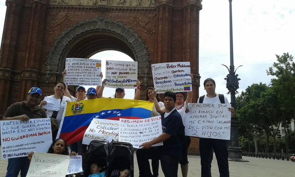 Sin divisas y sin diplomas, la realidad de los estudiantes venezolanos en España